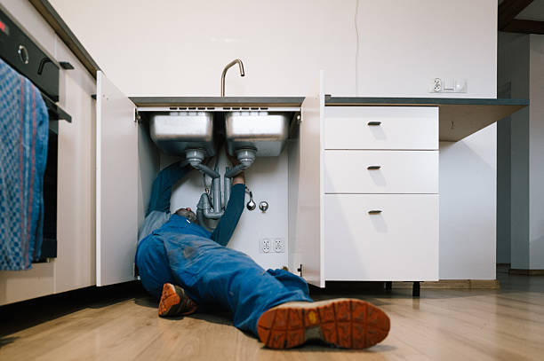 Professional Emergency Plumber technician working in Sydney, FL